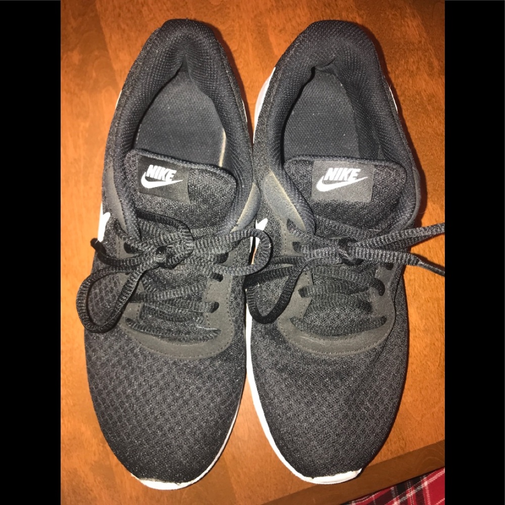 Black Nike Roshe